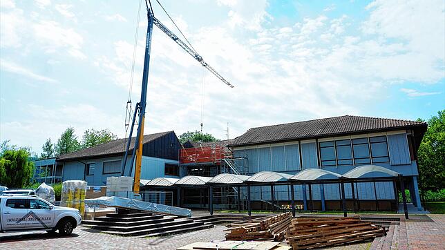 Von der Aufteilung der Kosten ausgenommen sind Baumaßnahmen am Gebäude. Diese müssen von der jeweiligen Gemeinde selbst getragen werden.