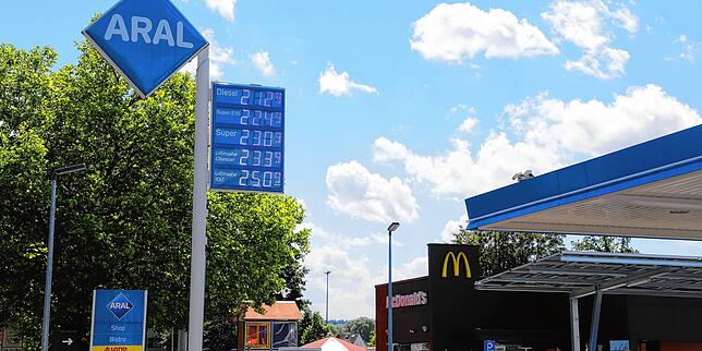 Eine Tankstelle in Konstanz am 30. Mai 2022: Purzeln hier bald die Spritpreise? Und wenn ja: Lockt der billige Kraftstoff dann auch ...