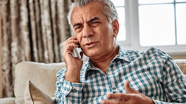 Senioren geraten am Telefon durch kriminelle Anrufer schnell unter Druck.