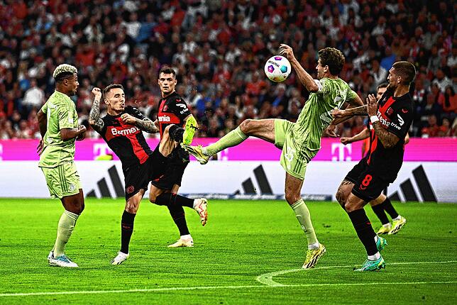 Leverkusens Alejandro Grimaldo (2.v.l) und Münchens Thomas Müller (2.v.r) in Aktion.