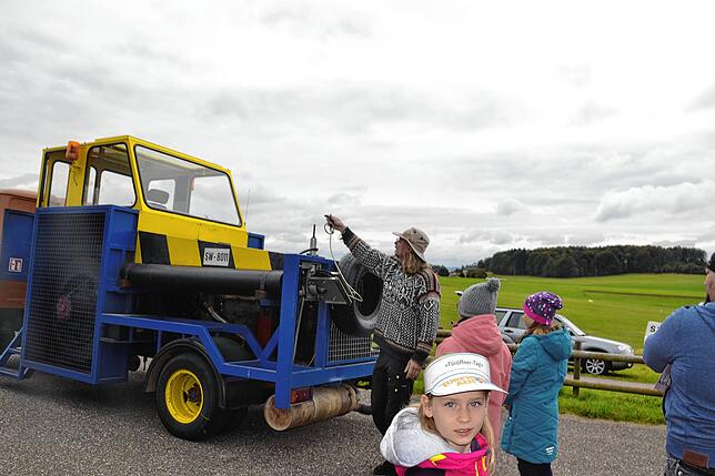Leo Janke erklärt den Kindern die Funktionsweise der Winde.