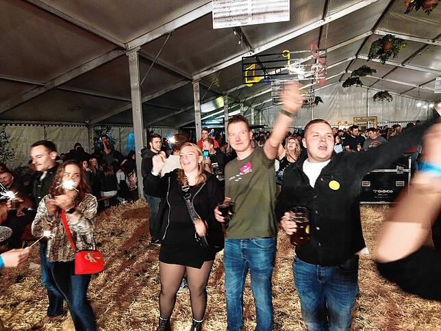 Bild 3: Jubiläumsscheunen zum 100. Geburtstag des Musikvereins lockt die Gäste in Scharen an