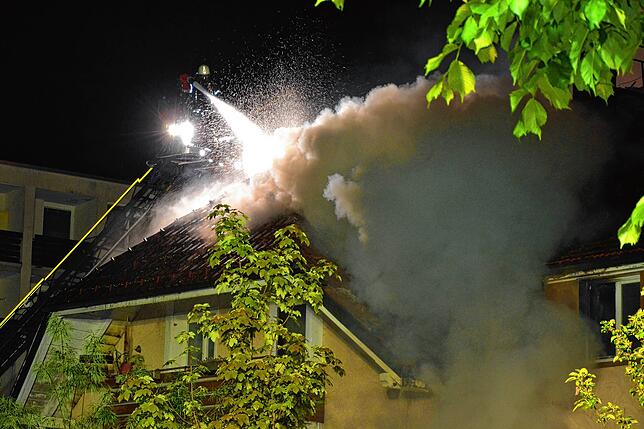 Dicker Qualm macht den Feuerwehrleuten bei den Löscharbeiten beim Großbrand in St. Blasien zu schaffen.