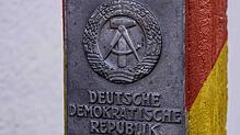 Eine Grenzsäule der DDR ist im Grenzmuseum Sorge zu sehen.