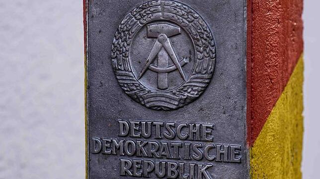 Eine Grenzsäule der DDR ist im Grenzmuseum Sorge zu sehen.