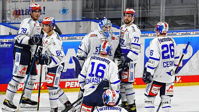 Enttäuschte Gesichter: Die Schwenninger Wild Wings nach der Niederlage in Mannheim. Bild: Ruffler