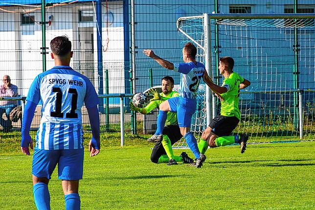 Bild 31: SV Karsau verteidigt die Tabellenspitze durch einen 4:2-Erfolg gegen Verfolger Spvgg. Wehr