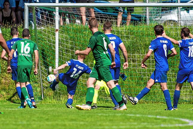 Bild 18: FC Weizen rettet sich durch das 2:1 beim SV Rheintal vor dem Direktabstieg &ndash; und wir haben Bilder!