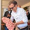 Der Italiener Dimitri Panciera bricht an der Häfler Promenade seinen eigenen Rekord: 130 Eiskugeln stapelt er auf einer Waffel.