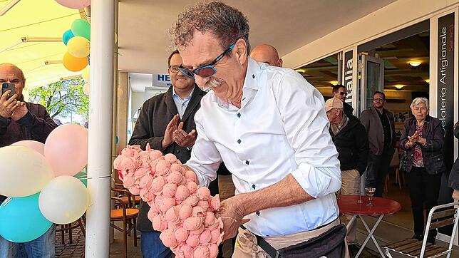 Der Italiener Dimitri Panciera bricht an der Häfler Promenade seinen eigenen Rekord: 130 Eiskugeln stapelt er auf einer Waffel.