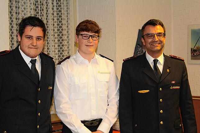 Abteilungskommandant Bernd Zimmermann (rechts ) ernennt Yannic Zehnle (links) und Keanu Bergerweiss zu Feuerwehrmännern auf Probe.