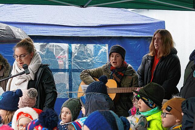 Bild 3: Groß und Klein trotzen beim Weihnachtsmarkt Rickenbach dem Schmuddelwetter