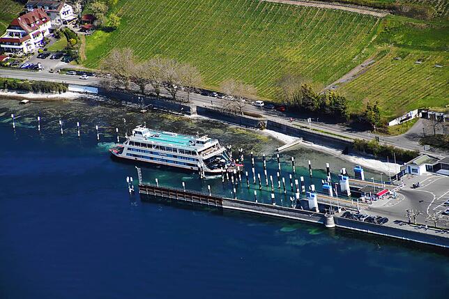 Zwischen Meersburg und Konstanz verkehrt die Fähre ganz normal. Auf der Fährlinie nehmen auch wir unseren Flug von der Nord- auf die ...