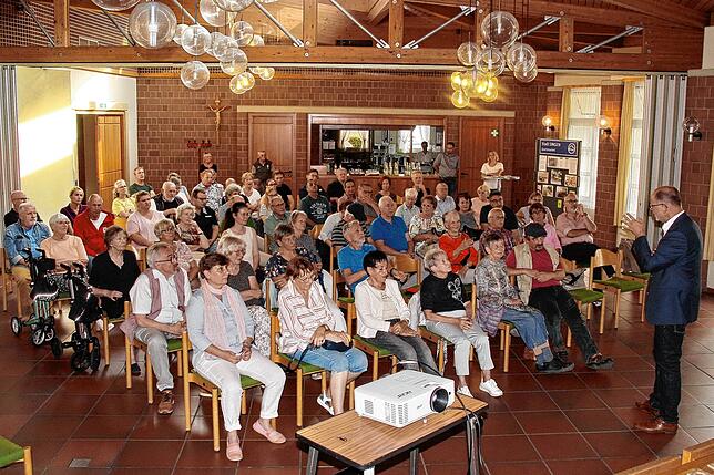 Zur Informationsveranstaltung zum geplanten Nahversorgungszentrum in der Nordstadt mit OB Bernd Häusler (rechts) hatten sich rund 70 ...