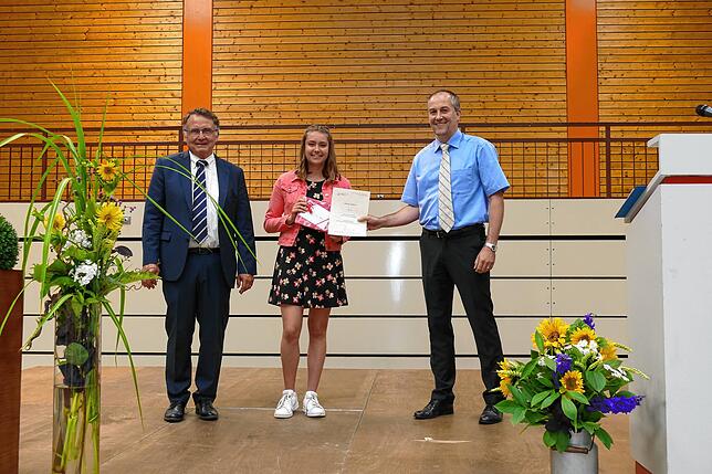 Mit der Durchschnittsnote 1,1 legte Anna Gröner einen traumhaften Realschulabschluss hin. Bürgermeister Maik Lehn (rechts) und Rektor ...