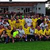 Beste Freunde: Fußball ist Leidenschaft &ndash; beim SV Herten. Das dankte man der &bdquo;treuen Seele&ldquo; Remo Laisa (vorn, 3. v. ...