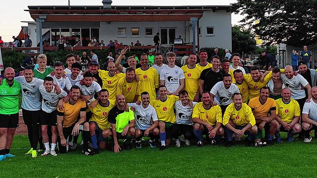 Beste Freunde: Fußball ist Leidenschaft &ndash; beim SV Herten. Das dankte man der &bdquo;treuen Seele&ldquo; Remo Laisa (vorn, 3. v. ...