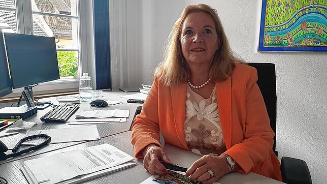 Hauptamtsleiterin Ingrid Eble sitzt an ihrem Schreibtisch im Waldshuter Rathaus. Nach 41 Jahren bei der Stadtverwaltung geht sie in den ...
