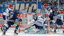 Mächtig Betrieb vor dem Tor von Wild Wings-Goalie Joacim Eriksson. Der Schwede war auch beim Playoff-Spiel Nummer sieben wieder in ...