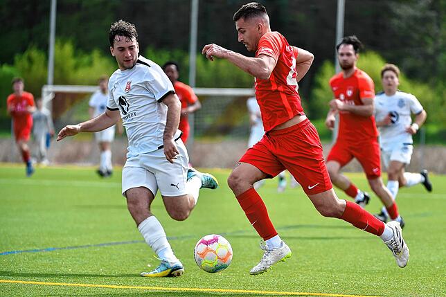 Verstärkung: Felix Schneiderberger (links im Landesliga-Spiel der Freiburger U23 beim FC Tiengen 08) wechselt in der Winterpause zum FC ...