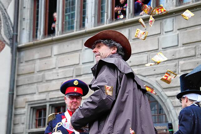 Thomas Kölschbach und die Narren lassen Süßes und Brezeln von der Bühne regnen.