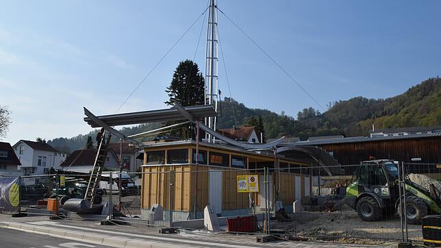 Das Multifunktionsgebäude am Kapellen-Parkplatz in Bodman, das im Bau ist, wird zum Dreh- und Angelpunkt im Verkehr. In diesem Bereich ...