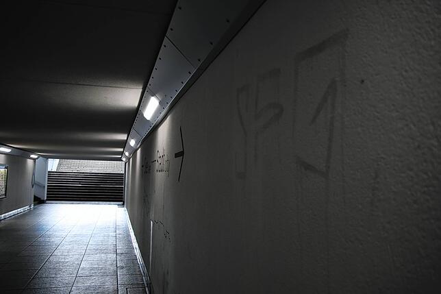 Ein Graffiti in der Radolfzeller Unterführung verunziert die weiße Wand.