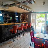 In der Bar läuft Fußball, draußen wird gegrillt: Besonders gemütlich lässt sich die EM im Schwaketenstüble in Wollmatingen verfolgen.