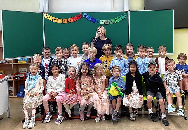 An der Grundschule Güttingen begrüßte Klassenlehrerin Sarah Hermann die neuen Erstklässlerinnen und Erstklässler.