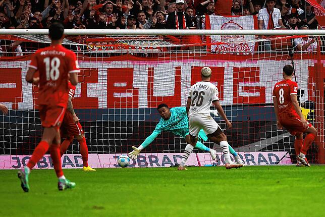 Freiburgs Noah Atubolu (m) verpasst den knapp den Ball, es steht somit 0:2 für den 1. FC St. Pauli.