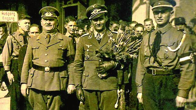 Empfang des Fliegerleutnants Frieder Rupp im Februar 1943 am Bahnhof von Wehr. Links steht Bürgermeister Georg Arnold, rechts von ihm ...