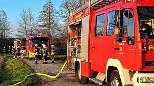 Die Feuerwehr Radolfzell rückt am 1. April mit mehreren Einsatzkräften zum Brand aus.