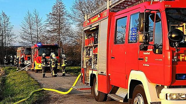 Die Feuerwehr Radolfzell rückt am 1. April mit mehreren Einsatzkräften zum Brand aus.