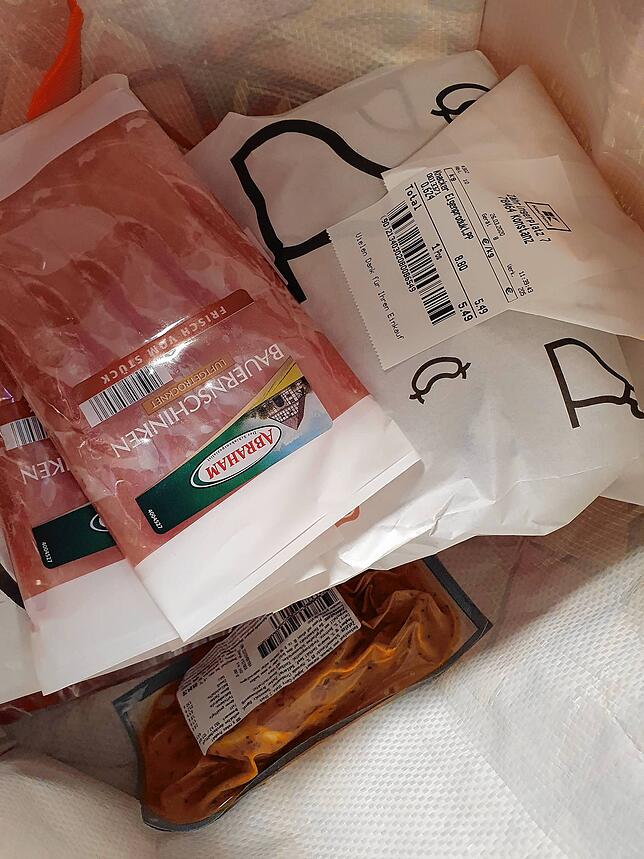 Ein Teil des Einkaufs von der Fleischtheke für die ältere Dame.