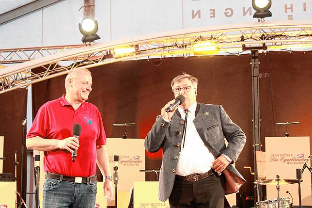 Edi Graf, der sich selbst als &bdquo;Blasmusik-dazwischen-Schwätzer&ldquo; bezeichnet (rechts) im Gespräch mit Andreas Fritschi, ...