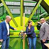 Drehen gemeinsam am großen Rad in der Realschule Überlingen, von links: Timm Kern (bildungspolitischer Sprecher der ...