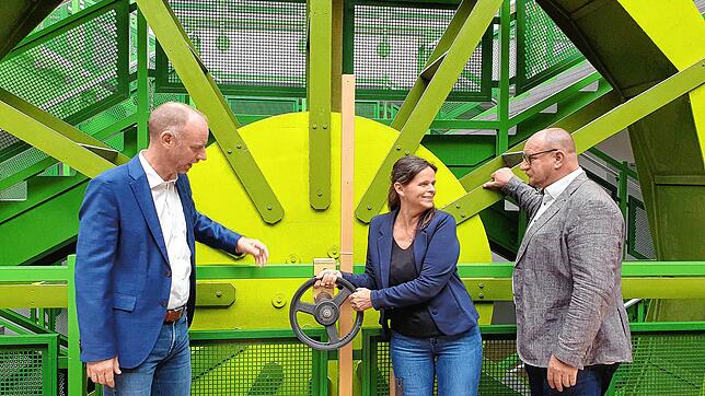 Drehen gemeinsam am großen Rad in der Realschule Überlingen, von links: Timm Kern (bildungspolitischer Sprecher der ...