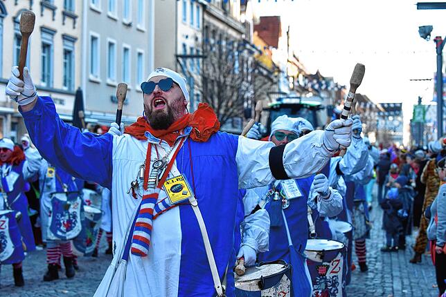 Bild 18: Fasnetmontag in Villingen: Bilder vom blau-weißen  Glonkiumzug
