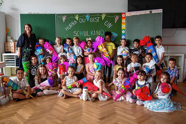 Die 1e Möwenklasse der Waldeck-Schule Singen mit ihrer Klassenlehrerin Clara Reif bei ihrer Einschulungsfeier.