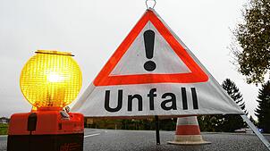 Leuchte und Warndreieck an einer Unfallstelle. (Symbolbild) Bei Laufenburg ereignete sich ein Unfall mit fünf Verletzten.