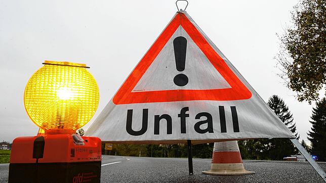 Leuchte und Warndreieck an einer Unfallstelle. (Symbolbild) Bei Laufenburg ereignete sich ein Unfall mit fünf Verletzten.