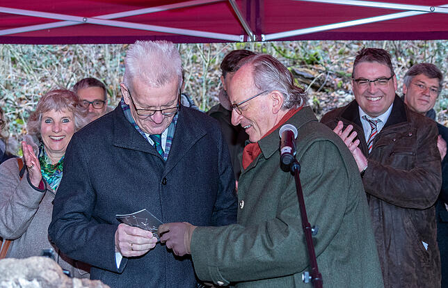 Unter dem Beifall zahlreicher Ehrengäste, (hinten links) die Landtagsabgeordnete Andrea Bogner-Unden und Bürgermeistrer Bernd Gombold ...