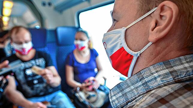 Alles gut, so lange sich keiner sträubt: Die Einhaltung der Maskenpflicht ist bei der Nutzung öffentlicher Verkehrsmittel das A und O. ...