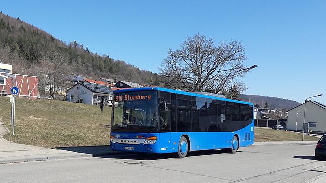 Ein Bus fährt durch Blumberg (Archivbild von 2021): Die Beförderungskosten für viele Schüler sollen im Landkreis sinken. Aber ...