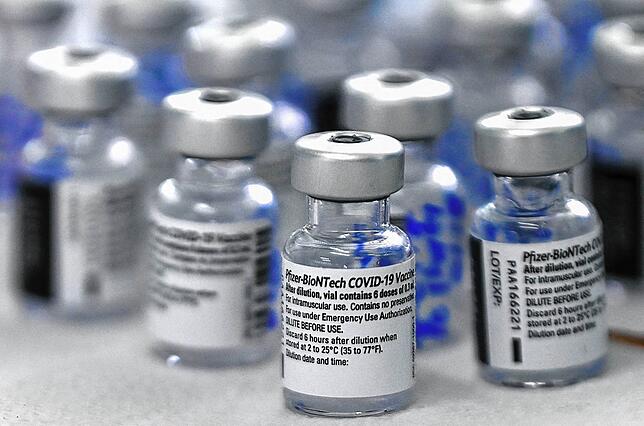Fläschchen mit Dosen des Covid-19-Impfstoffs von Biontech, die derzeit von Hausärzten verimpft werden.