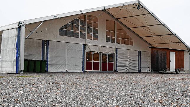 Das Festzelt der Kirchweih wird es nicht werden: Doch der Landkreis überlegt, ob der Festzeltplatz in Hilzingen für einen Standort einer ...