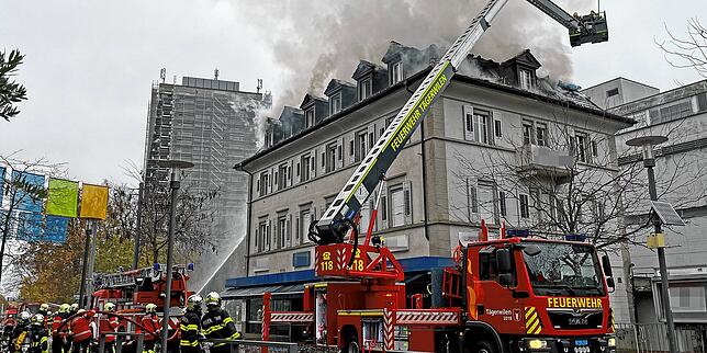 Rauschwaden steigen von dem Wohn- und Geschäftshaus nahe dem Grenzübergang Konstanz-Kreuzlinger Tor auf.