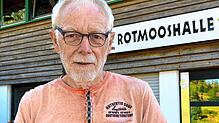 Roland Baumgartner 2022 vor der Rotmooshalle. Sie war eines der größten Projekte, die er als Bürgermeister in Herrischried auf den Weg ...