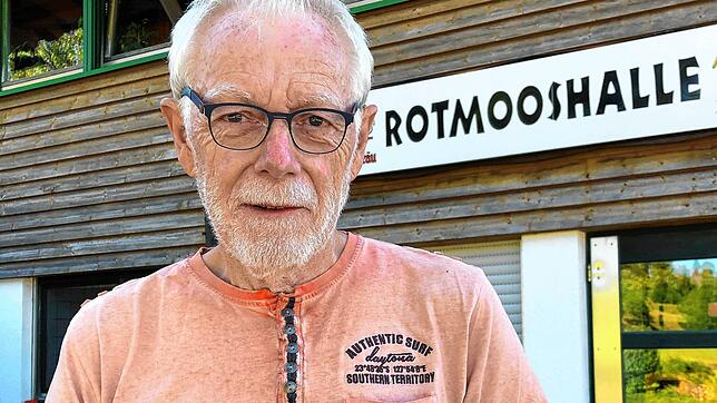 Roland Baumgartner 2022 vor der Rotmooshalle. Sie war eines der größten Projekte, die er als Bürgermeister in Herrischried auf den Weg ...