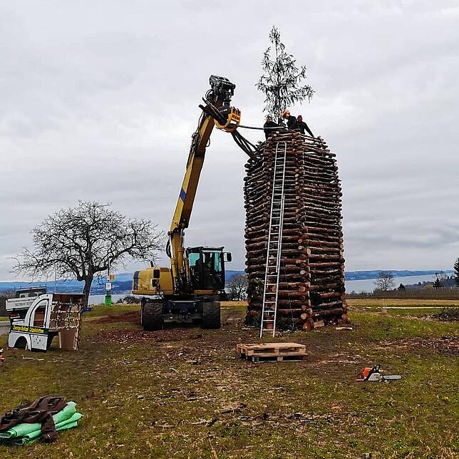 Schweres Gerät kommt zum Einsatz, wenn der Funken aufgebaut wird.